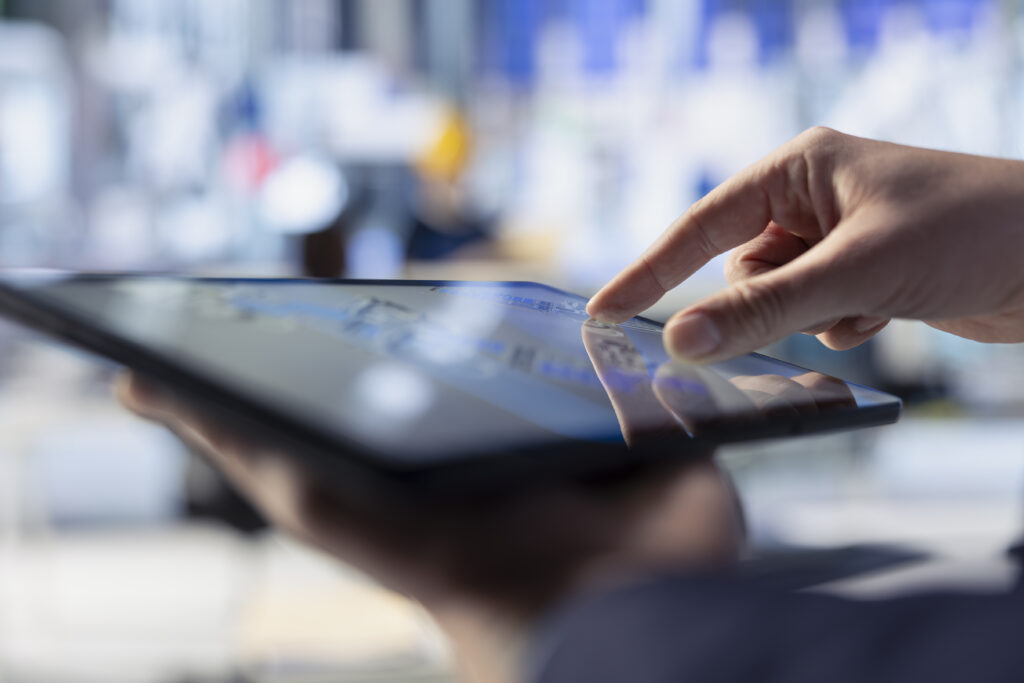 Cómo monitorear los dispositivos de tu personal operativo en la calle